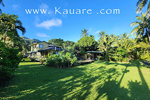 Picture showing the absolute beachfront villa accommodation right beside this gorgeous Aitutaki beach and views of Aitutaki lagoon.